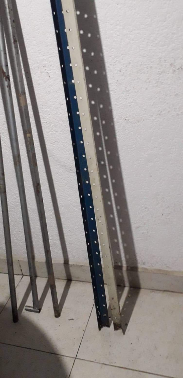 dos mostradores  y 7 anaqueles 