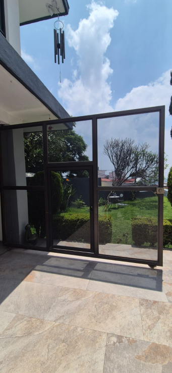 Puerta Herreria y 3 Ventanas de Aluminio