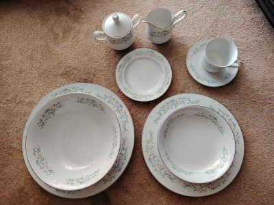 Comedor completo para 8 personas + bufetera + vajillas + cristalería