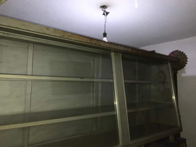 dos mostradores  y 7 anaqueles 