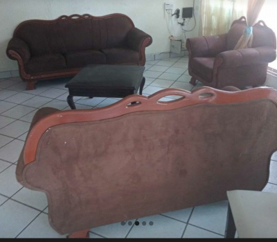 Juego de sala estilo Isabelino, consta de 3 sofás 3-2-1