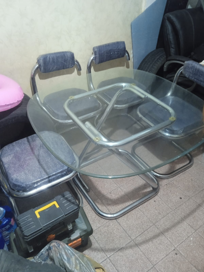 Comedor tubular con mesa de vidrio y 4 sillas