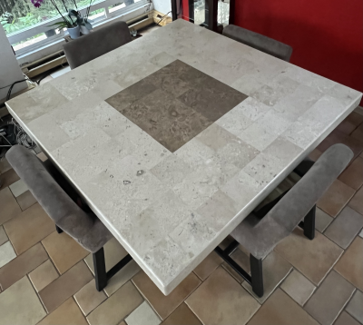 Comedor de marmól con 5 sillas 