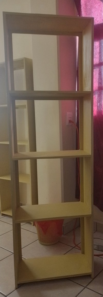 Estantería de madera