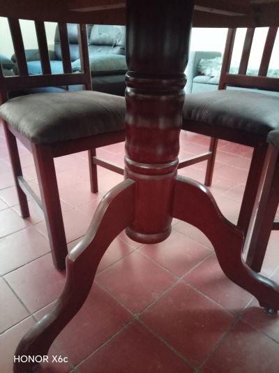 Vendo comedor de 4 sillas  de madera de pino 