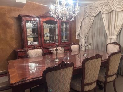 Comedor Clásico Elegante de Madera + Vitrina – 8 Personas