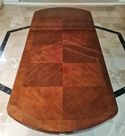 Comedor elegante para 8 personas con vitrina iluminada 