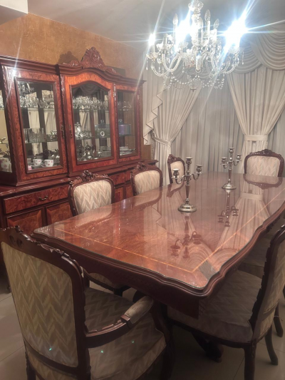 Comedor Clásico Elegante de Madera + Vitrina – 8 Personas