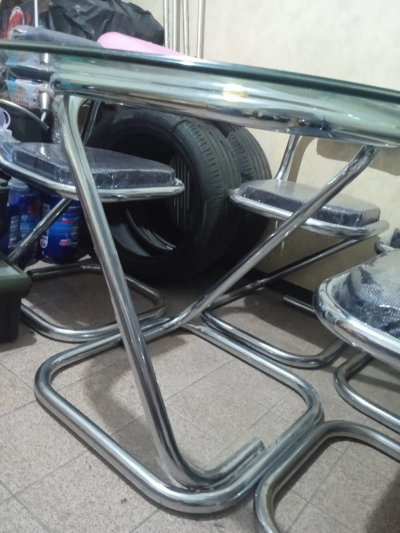 Comedor tubular con mesa de vidrio y 4 sillas
