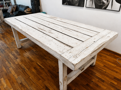 Mesa de comedor de madera maciza.