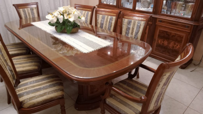 Comedor con 6 sillas y 2 sillones
