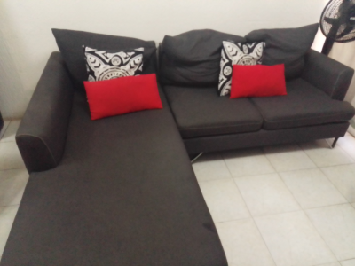 Sala gris con cojines,tipo L