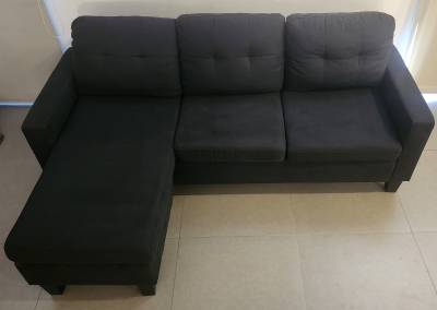 Kingshouse Sala Esquinera Modular 3 Plazas con Taburete de Madera | Tapizado tipo lino | Cojines con fundas removibles | Diseño moderno y elegante | Perfecta para sala o estancia  (Negro)
