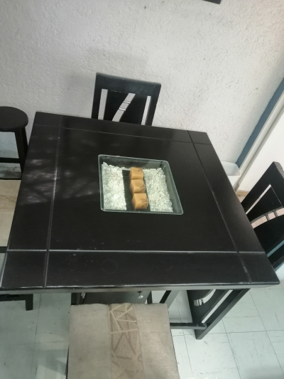 Bonito Comedor alto  de 4 sillas 