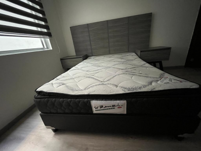 Recamara matrimonial con 2 buros cabecera y colchon ortopedico