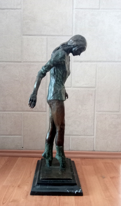 Escultura de bronce, de 70 cms de alto,  figura de bailarina femenina.
