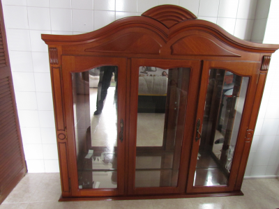 Comedor 6 sillas 2 sillones, vitrina y trinchador