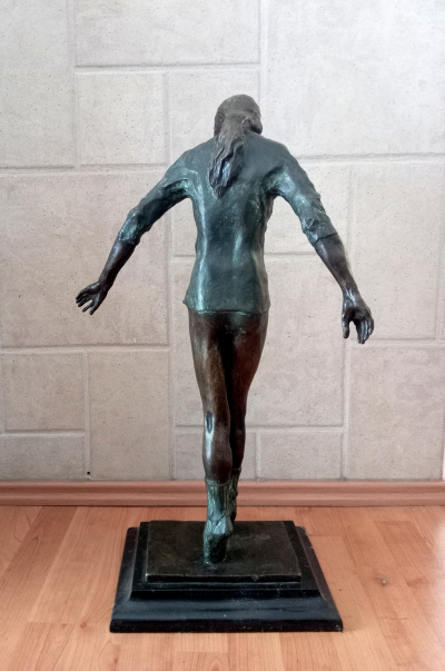 Escultura de bronce, de 70 cms de alto,  figura de bailarina femenina.