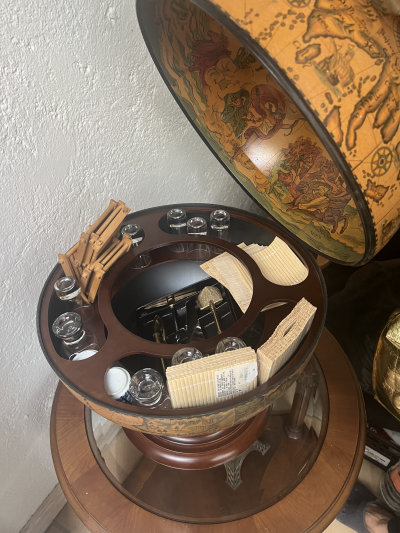 Mini bar en forma de mundo
