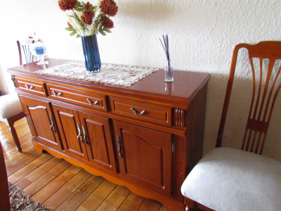 Comedor 6 sillas 2 sillones, vitrina y trinchador