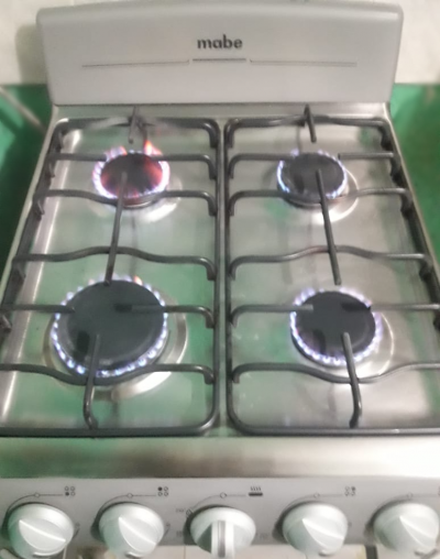 Estufa eléctrica Mabe en perfecto estado