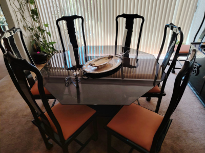 Comedor completo para 8 personas + bufetera + vajillas + cristalería
