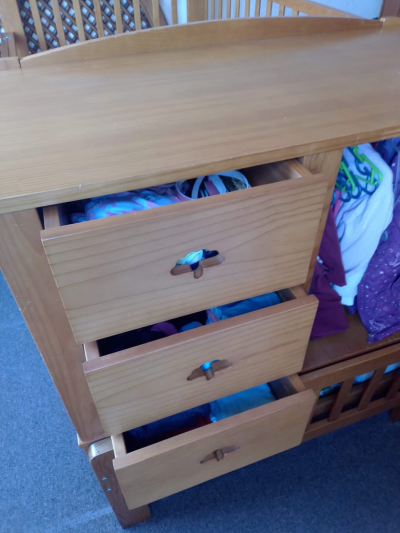 Cuna, ropero y cama individual en 1