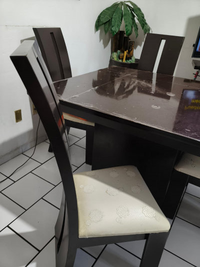 Comedor de madera  con 4 sillas