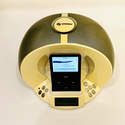 Sistema de audio compatible con ipod y MP3, marca Steren, modelo BOC-3210.