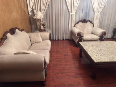 Sala clásica elegante de madera tallada con mesas cubierta de granito