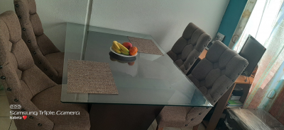 Comedor con 4 sillas y 1 banco 