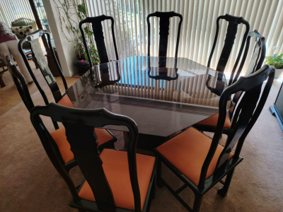 Comedor completo para 8 personas + bufetera + vajillas + cristalería