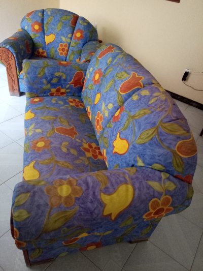 Sala de tres piezas con tres mesitas que hacen juego incluidas en el precio 