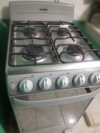 Estufa eléctrica Mabe en perfecto estado