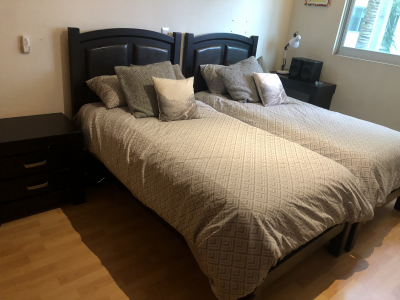 Recámara con 2 bases individuales, 2 burós, 2 colchones individuales y 2 cabeceras 