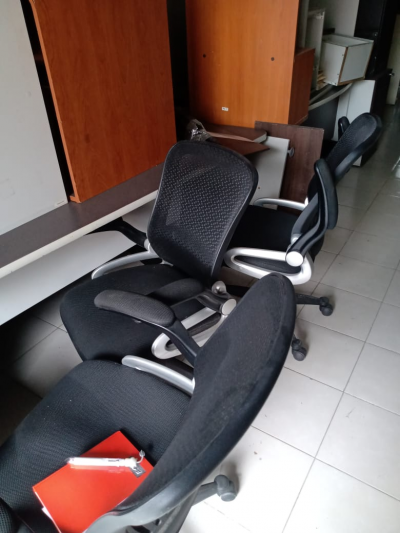 Lote de escritorios y mobiliario de oficina