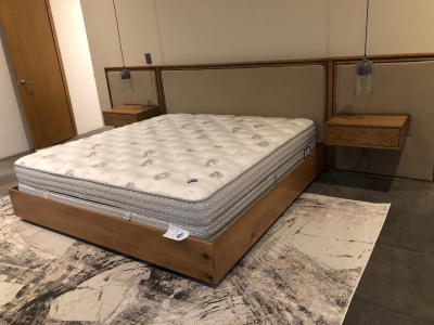 Cama King Size con base, cabecera y 2 buros