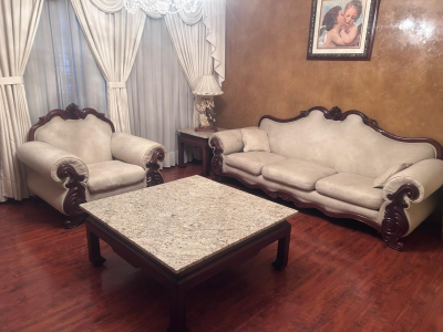 Sala clásica elegante de madera tallada con mesas cubierta de granito