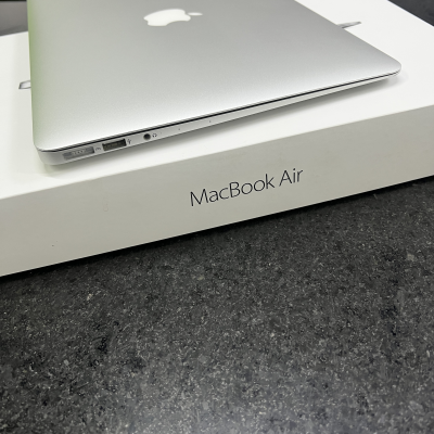 MacBook Air 2015. 4gb. 128gb