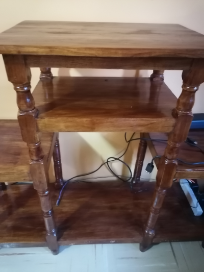 Mueble de madera barnizado