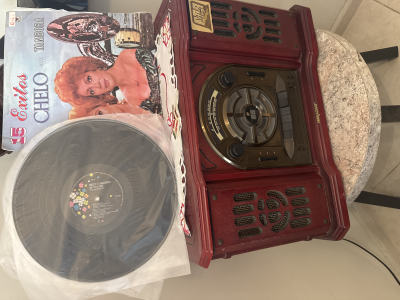 Equipo de sonido consola y discos ( acetatos ) y chicos funcionando.