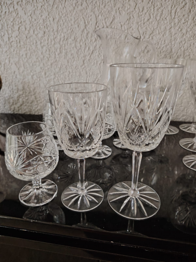 Comedor completo para 8 personas + bufetera + vajillas + cristalería