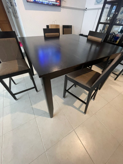 Comedor con 8 sillas altas y vitrina 