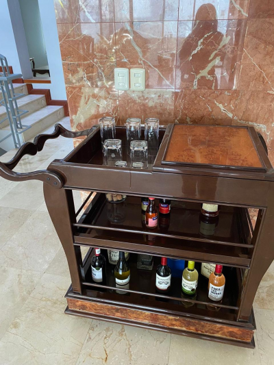 vendo sala, comedor, cristalero, bufetero, recamara y un espejo 