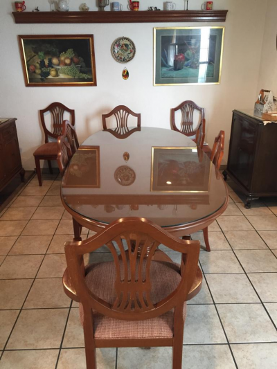 Comedor con 8 sillas y Trinchador