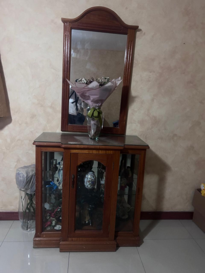Recibidor clásico de madera con espejo y vitrinas – Excelente estado