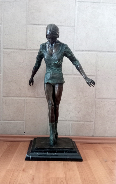 Escultura de bronce, de 70 cms de alto,  figura de bailarina femenina.