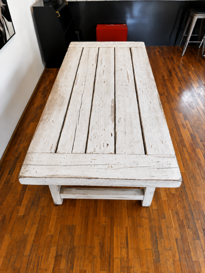 Mesa de comedor de madera maciza.