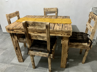 Comedor con 4 sillas y sala para 5 personas.