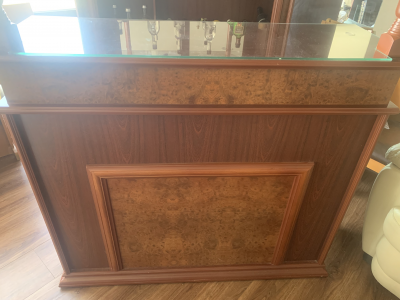 Cantina con bancos de lujo